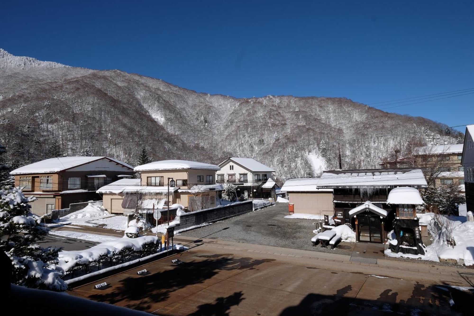 Tsuyukusa Takayama  Rum bild